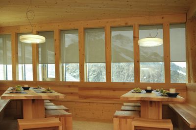 Rullegardiner, SG 4910, Multiscreen 1-10%, Room shot ""Monte Rosa SAC Lodge", Zermatt, Switzerland