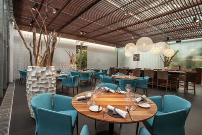 Lamelgardiner, SG 2960, Multi Visio, Room shot "Oona the Restaurant", Frutigen, Switzerland, Vertical Waves